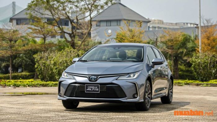 Các dòng xe Hybrid của Toyota là những ví dụ điển hình về xe sử dụng công nghệ parallel-hybrid. Một ví dụ tiêu biểu là chiếc Honda Insight, xe chủ yếu vận hành bằng động cơ đốt trong, và động cơ điện chỉ hỗ trợ khi cần thiết tăng tốc.