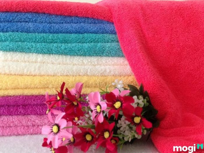Khăn bông là một lựa chọn tuyệt vời để khử mùi trong tủ lạnh. Chỉ cần đặt một chiếc khăn bông sạch vào tủ, mùi hôi sẽ được loại bỏ nhanh chóng.