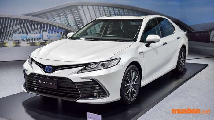 Xe Hybrid là loại xe kết hợp giữa động cơ đốt trong truyền thống và động cơ điện, tạo ra lực kéo để tăng hiệu suất và tiết kiệm nhiên liệu. Mục tiêu chính của sự kết hợp này là nâng cao hiệu suất vận hành và giảm thiểu lượng nhiên liệu tiêu thụ.