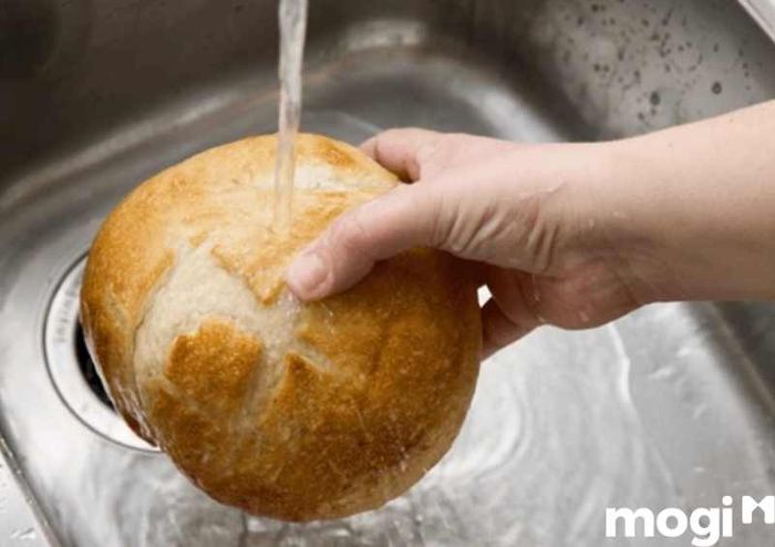Cách bảo quản bánh mì bằng nước và than hồng hiệu quả