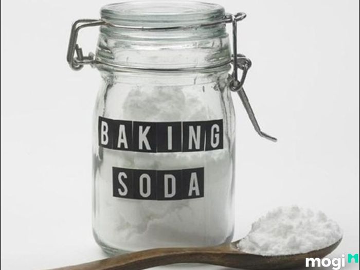 Để khử mùi tủ lạnh, bạn có thể sử dụng bột baking soda. Chỉ cần đặt một hộp nhỏ baking soda vào tủ lạnh, mùi hôi sẽ được loại bỏ nhanh chóng và hiệu quả.