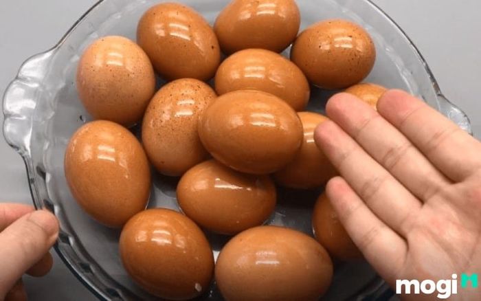 Phết một lớp dầu ăn mỏng lên vỏ trứng để bảo quản lâu dài