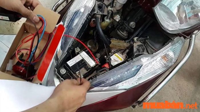 Bình ắc quy xe Lead đặt ở đâu?