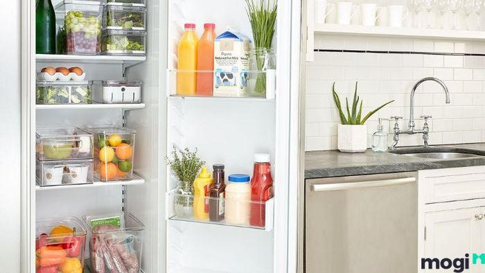 Cách khử mùi tủ lạnh bằng cách sắp xếp lại đồ ăn