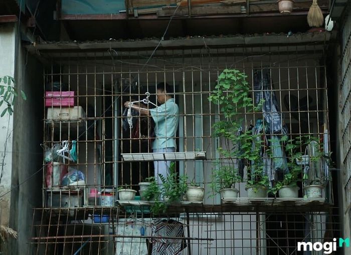Chuồng cọp là một cấu trúc lồng sắt được thiết kế và gắn chặt vào các khoảng trống trên ban công của các căn hộ.