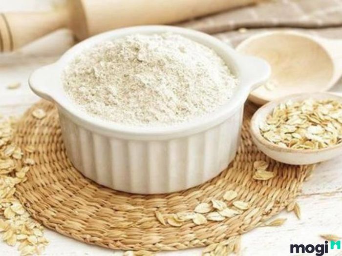 Cách loại bỏ mùi hôi trong tủ lạnh bằng bột yến mạch: Chỉ cần đặt một bát nhỏ bột yến mạch vào tủ lạnh. Nhờ khả năng hút ẩm tự nhiên, bột yến mạch sẽ giúp khử mùi hiệu quả.