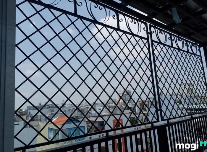 Chuồng cọp được chia thành ba phần chính: Khung sắt, mái tôn và sàn ban công.