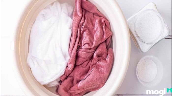 Tẩy Sơn Trên Quần Áo Bằng Cách Ngâm Nước Ấm