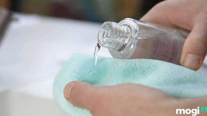 Tẩy sơn trên quần áo bằng xăng, acetone