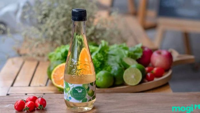 Cách khử mùi tủ lạnh bằng giấm ăn rất đơn giản. Chỉ cần đặt một lọ giấm mở trong tủ lạnh, giấm sẽ giúp khử mùi hôi nhanh chóng và hiệu quả.