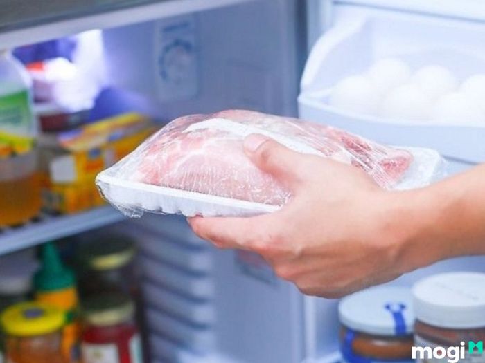 Để khử mùi tủ lạnh hiệu quả, việc bảo quản thực phẩm đúng cách là rất quan trọng. Chú ý đóng kín các bao bì thực phẩm và không để thức ăn thừa lâu trong tủ.