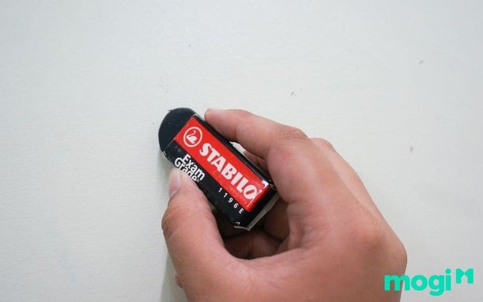 Cách tẩy keo băng dính - sử dụng gôm tẩy