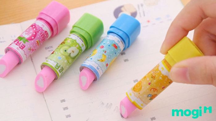 Tham khảo cách tẩy keo băng dính trên tủ lạnh bằng gôm tẩy.
