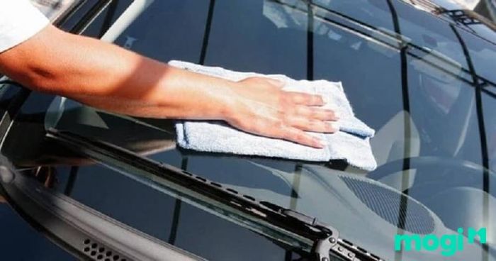 Xem hướng dẫn cách tẩy keo băng dính trên xe ô tô dưới đây.
