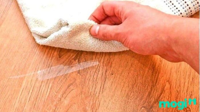 Phương pháp tẩy keo băng dính bằng xăng