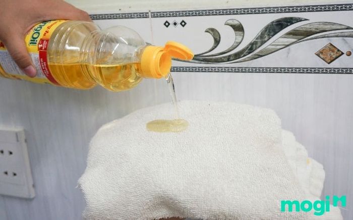 Tham khảo những cách tẩy keo băng dính trên gỗ dưới đây.