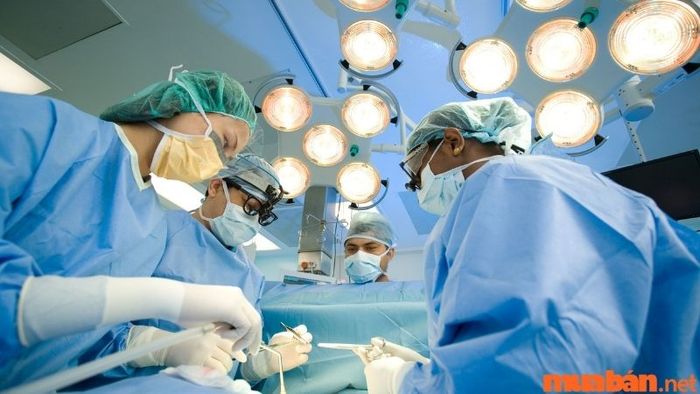 Ngành bác sĩ phẫu thuật yêu cầu sự nhanh nhạy và khéo léo trong mọi tình huống