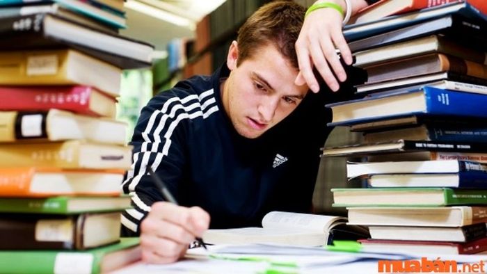 Khối lượng kiến thức khổng lồ trong ngành y đòi hỏi sự kiên trì và nỗ lực không ngừng từ người học.