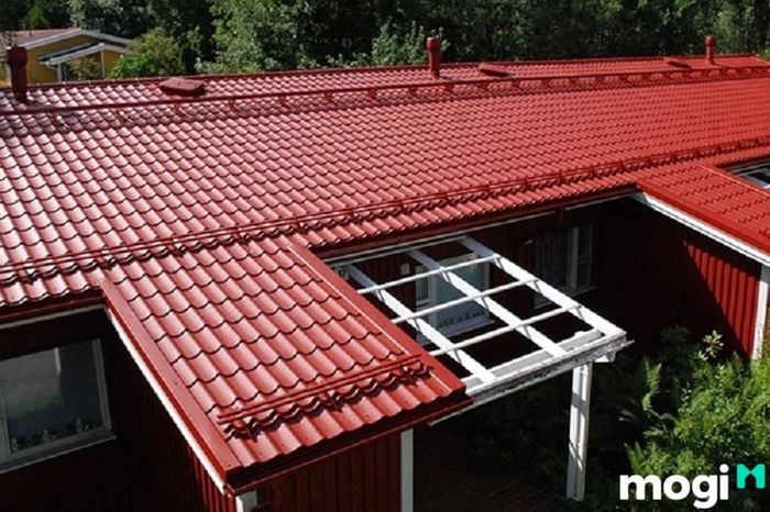 Mái tôn là vật liệu phổ biến cho mái bằng trong các công trình nhà cấp 4.