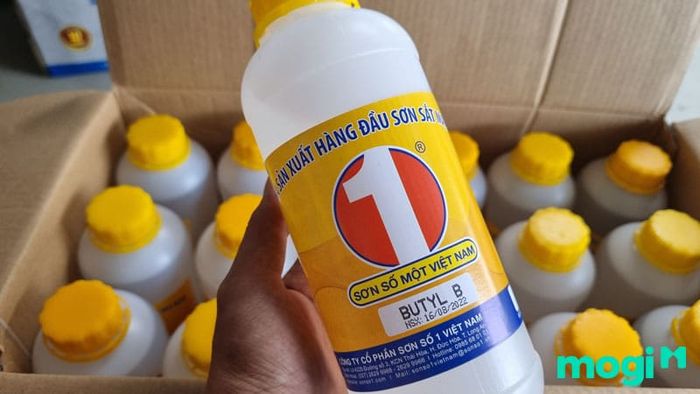 Tham khảo cách tẩy keo băng dính trên tủ lạnh bằng xăng thơm.