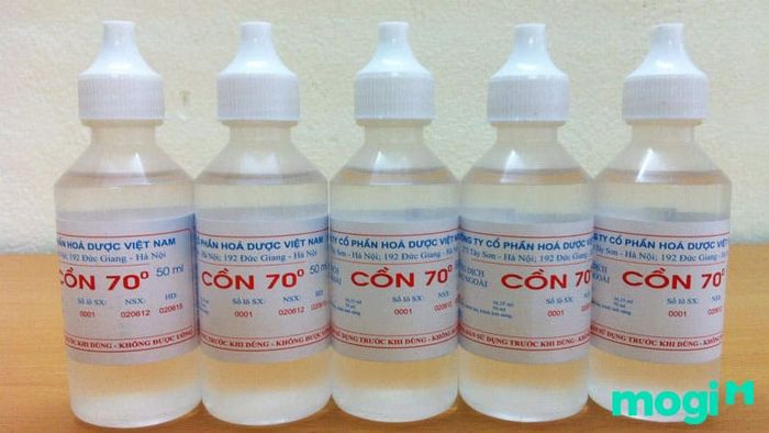 Cách tẩy keo băng dính trên nhựa bằng cồn