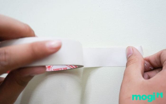 Cách tẩy keo băng dính bằng băng keo hai mặt