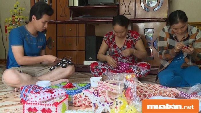 Việc làm gia công tại nhà phù hợp với những người có thời gian rảnh rỗi ở nhà.