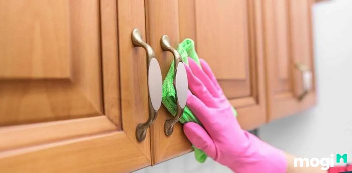 Cách tẩy sơn trên gỗ - dùng xăng thơm