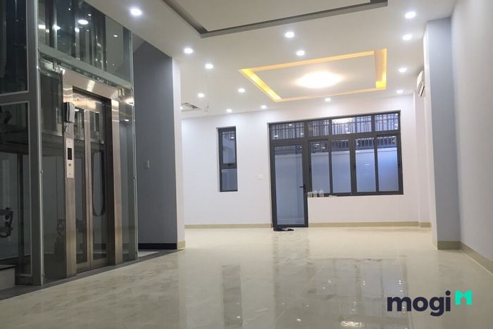 Bên thuê có trách nhiệm bảo quản và duy trì tài sản trong nhà, đồng thời cần kịp thời thông báo cho bên cho thuê nếu phát hiện bất kỳ hư hỏng nào để tiến hành sửa chữa.