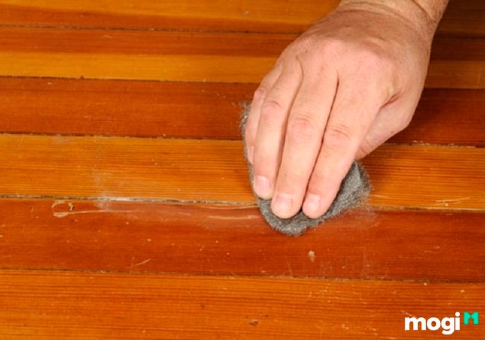 Cách tẩy sơn trên gỗ bằng giấy chà nhám