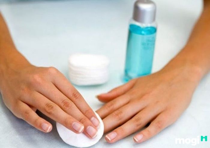 Cách tẩy sơn trên gỗ bằng nước tẩy móng tay