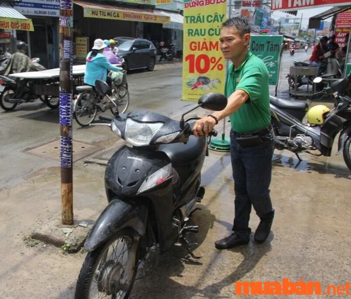 Có nên làm ở Bách Hóa Xanh - Bảo vệ trông và giữ xe