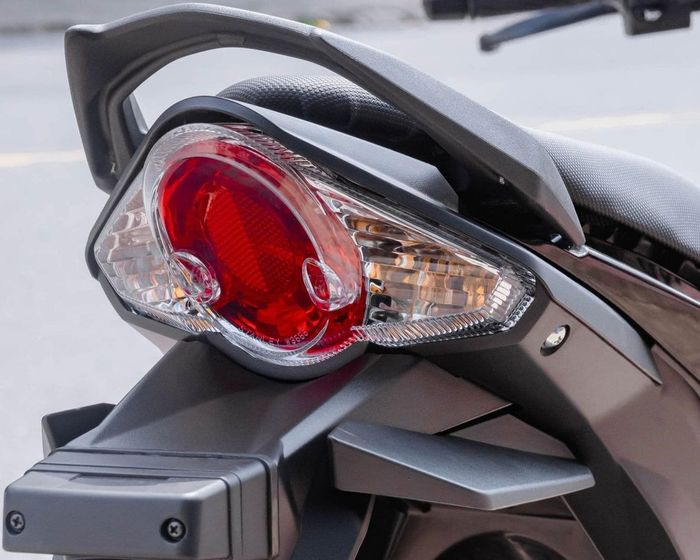 Thiết kế phía sau của Suzuki Satria 2024 được cải tiến với các chi tiết sắc nét, tạo nên một phong cách hiện đại và thể thao.