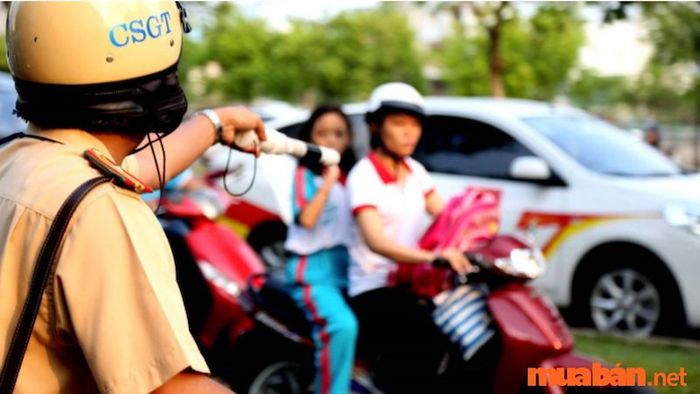 Xe máy chỉ lắp một gương có bị xử phạt không?