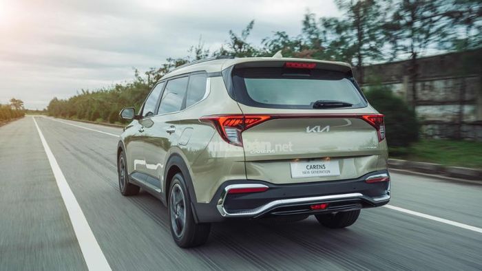 Khung gầm của xe được thiết kế cao, giúp cải thiện khả năng vận hành trên các địa hình khác nhau.
