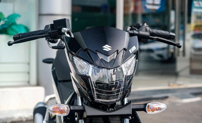 Thiết kế phía trước của Suzuki Satria 2024 thể hiện phong cách mạnh mẽ và đầy cá tính.