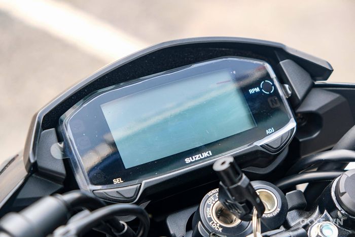 Suzuki Satria 2024 cũng trang bị hệ thống khóa thông minh Smartkey, hỗ trợ phòng ngừa trộm cắp hiệu quả hơn.