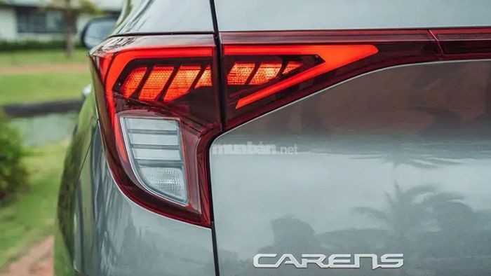 Cụm đèn hậu LED có hình mũi tên sắc nét và nổi bật