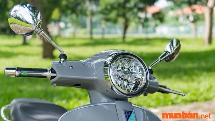 Xe máy lắp một gương có bị phạt không?