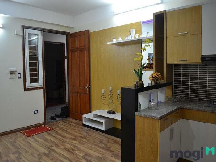 Kiểm tra nhà một cách hời hợt, chỉ nhìn qua ngoài lẫn trong mà không chú ý kỹ các chi tiết.