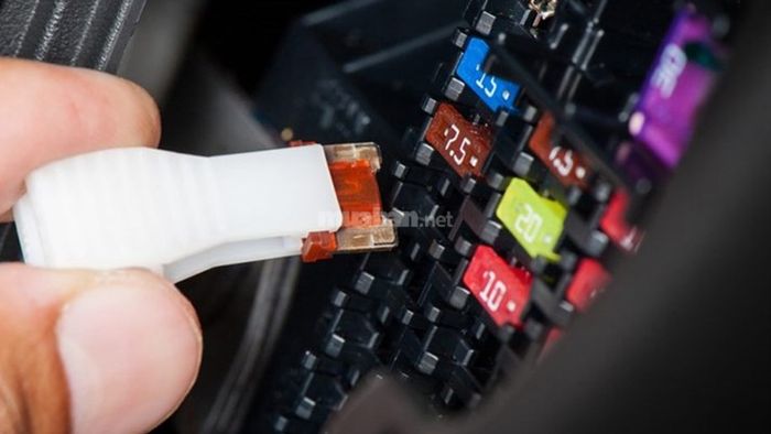 Khi cầu chì bị đứt, giải pháp tốt nhất là thay cầu chì mới tại các cửa hàng sửa chữa uy tín
