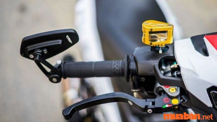 Xe máy lắp một gương có bị phạt không?