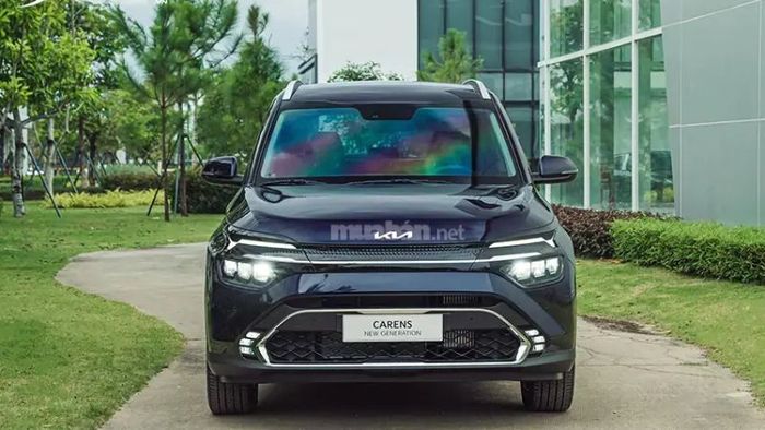 Kia Carens là mẫu xe kết hợp giữa MPV và SUV