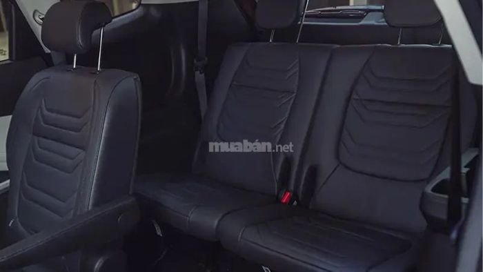Hàng ghế thứ ba có không gian để chân hợp lý