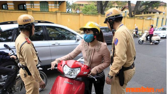 Xe máy chỉ lắp một gương có bị phạt không?