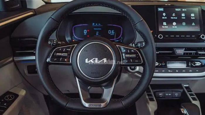 Vô lăng Kia Carens thiết kế 3 chấu, được bọc da cao cấp