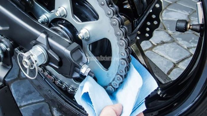Nhiều người thường quên bước làm sạch định kỳ các bộ phận quan trọng của xe.