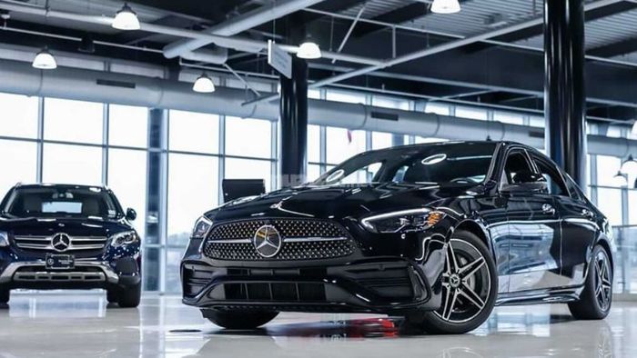 Lựa chọn mua xe Mercedes C300 AMG mới sẽ mang lại nhiều lợi ích cho người sử dụng.