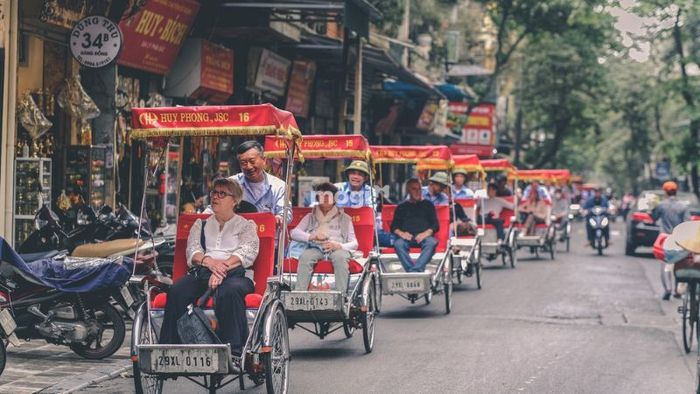 Phố Tạ Hiện ở vị trí trung tâm phố cổ, cách Hồ Gươm chỉ 350m