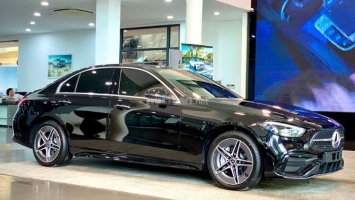 Mercedes C300 nổi bật với động cơ mạnh mẽ và khả năng vận hành xuất sắc, mang lại trải nghiệm lái xe đỉnh cao.